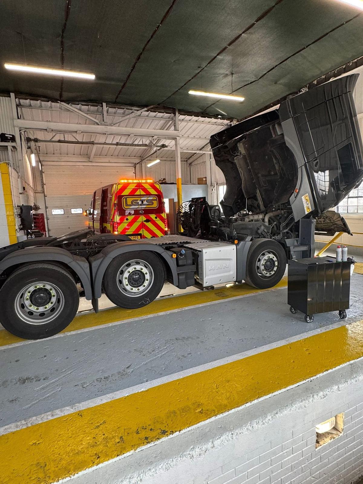 Camion MAN cu cabina ridicată — service autorizat LGTS